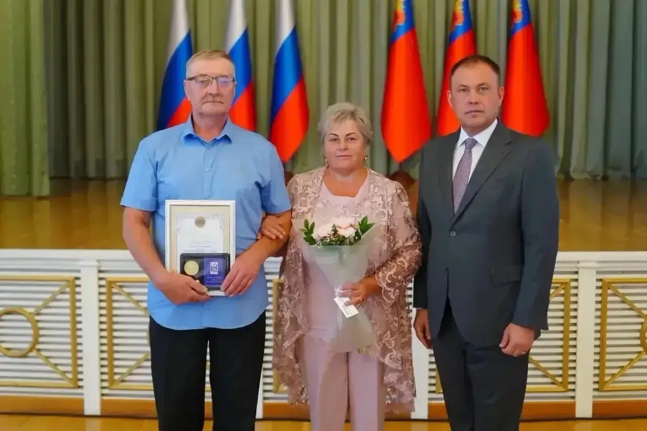 Сегодня фрезеровщик Елонов Юрий Юзефович, вместе с супругой Ларисой Павловной принимает поздравления с Днем семьи от Губернатора области! Сегодня фрезеровщик Елонов Юрий Юзефович, вместе с супругой Ларисой Павловной принимает поздравления с Днем семьи от Губернатора области! изображение